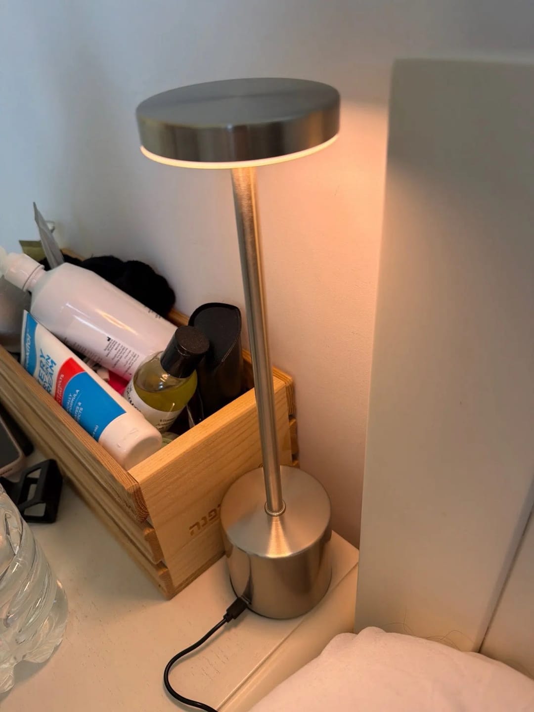 Customer photo review of Lampe à Poser Sans Fil LED Rechargeable, Lampe de Table Tactile Minimaliste à Intensité Variable pour Chevet, Salon et Salle à Manger - Ysaline