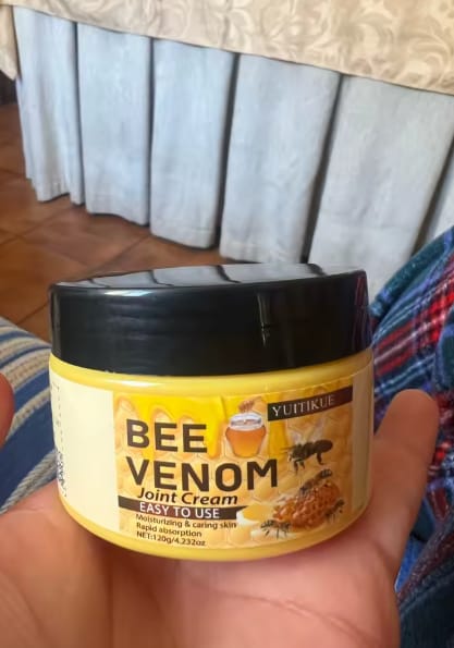Customer photo review of BeeVita crema para bienestar articular en rodillas, codos y hombros.