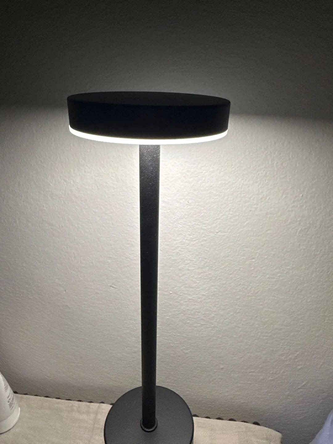 Customer photo review of Lampe à Poser Sans Fil LED Rechargeable, Lampe de Table Tactile Minimaliste à Intensité Variable pour Chevet, Salon et Salle à Manger - Ysaline