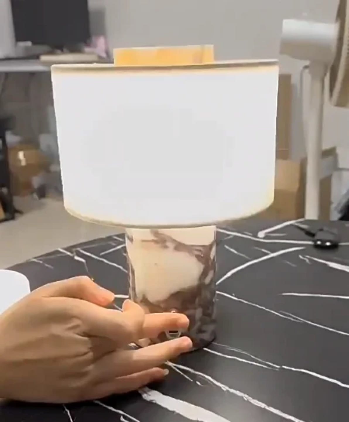 Customer photo review of Lampe de Chevet Sans Fil Tactile en Marbre ou Travertin, Rechargeable avec Variateur et Abat-Jour en Tissu - Isaure