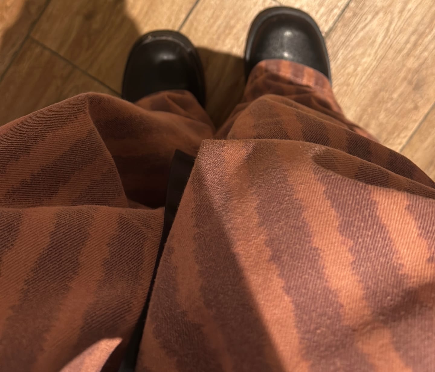 Customer photo review of JEANS JOSEFA WID LEG TIRO BAJO LÍNEAS  burdeo