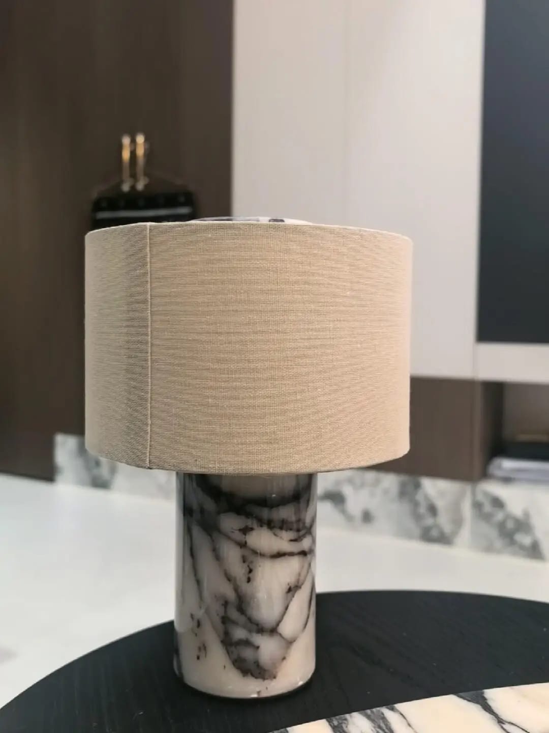 Customer photo review of Lampe de Chevet Sans Fil Tactile en Marbre ou Travertin, Rechargeable avec Variateur et Abat-Jour en Tissu - Isaure