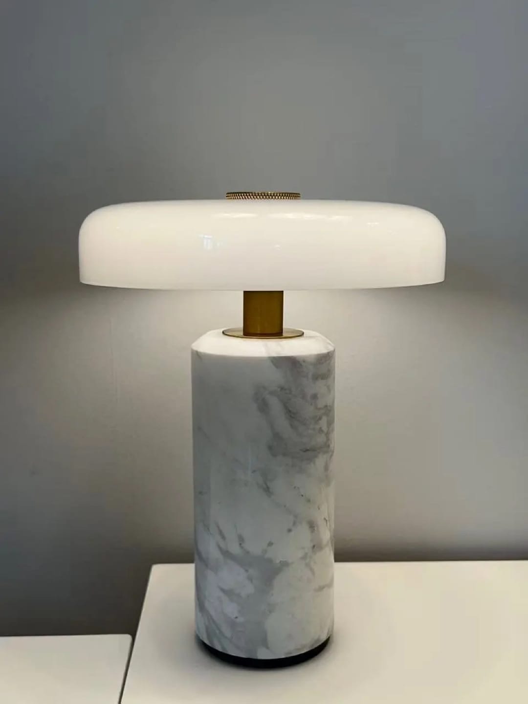 Customer photo review of Lampe de Chevet Sans Fil Champignon en Marbre et Verre Opalin, Tactile et Rechargeable avec Variateur et Finitions Laiton - Églantine