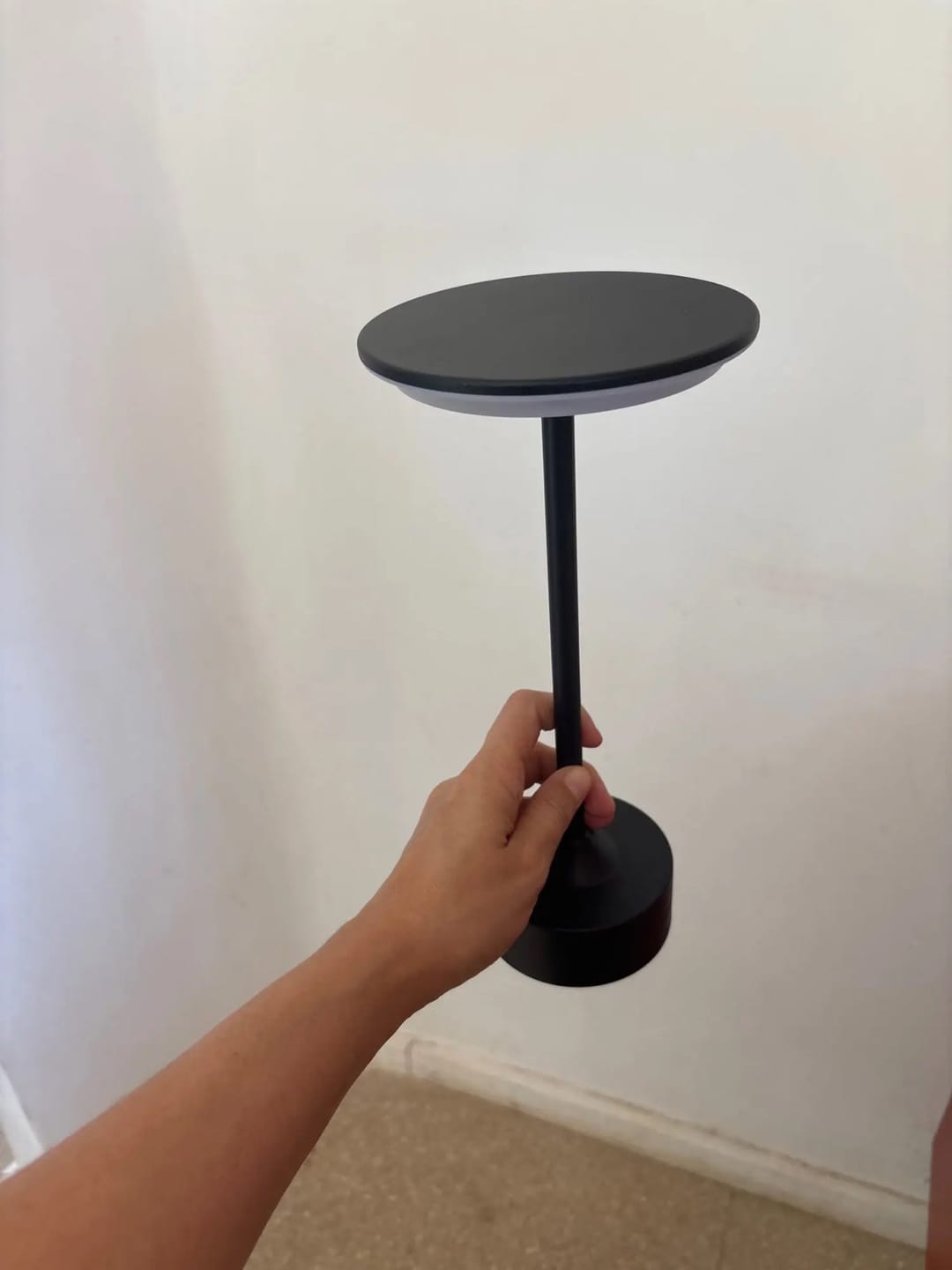 Customer photo review of Lampe à Poser Sans Fil LED Rechargeable, Lampe de Table Tactile Minimaliste à Intensité Variable pour Chevet, Salon et Salle à Manger - Ysaline