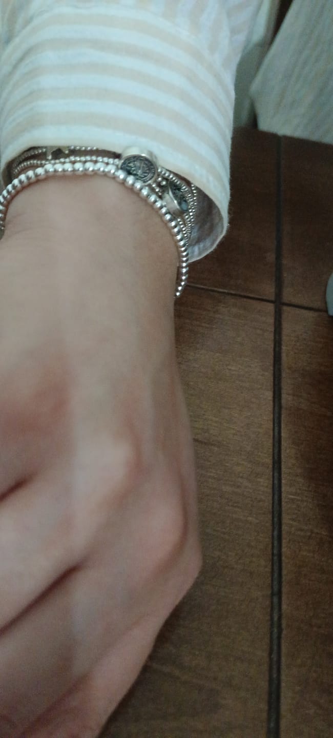 Customer photo review of Pulsera medalla nudo de bruja