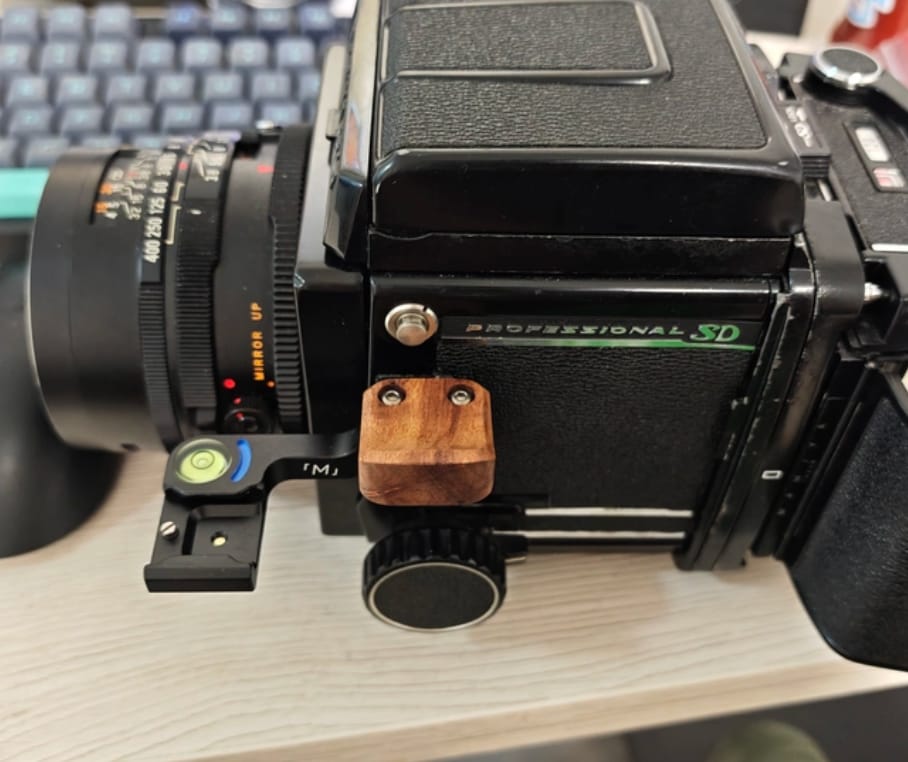 Customer photo review of Mamiya RZ67 / RB67 Solid Wood Finger Thumb Grip