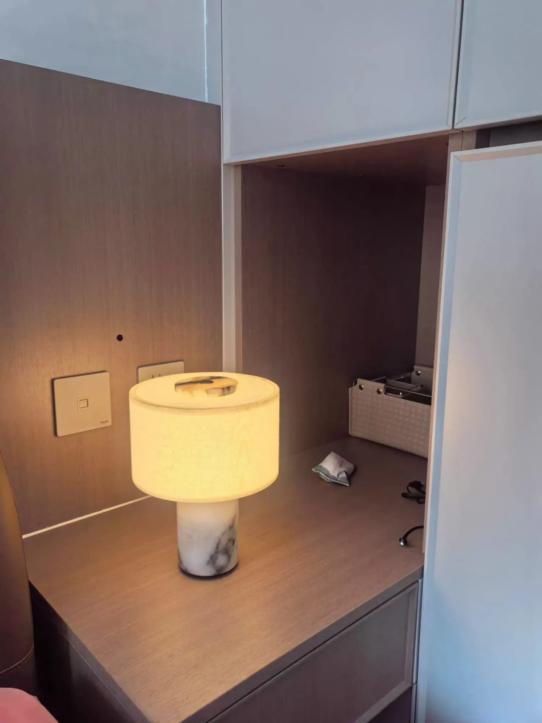 Customer photo review of Lampe de Chevet Sans Fil Tactile en Marbre ou Travertin, Rechargeable avec Variateur et Abat-Jour en Tissu - Isaure
