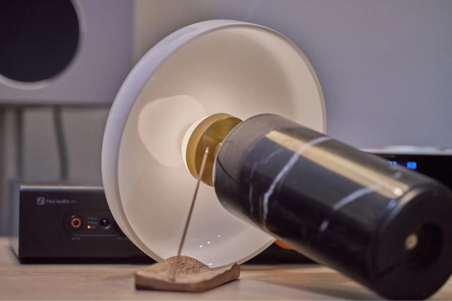 Customer photo review of Lampe de Chevet Sans Fil Champignon en Marbre et Verre Opalin, Tactile et Rechargeable avec Variateur et Finitions Laiton - Églantine