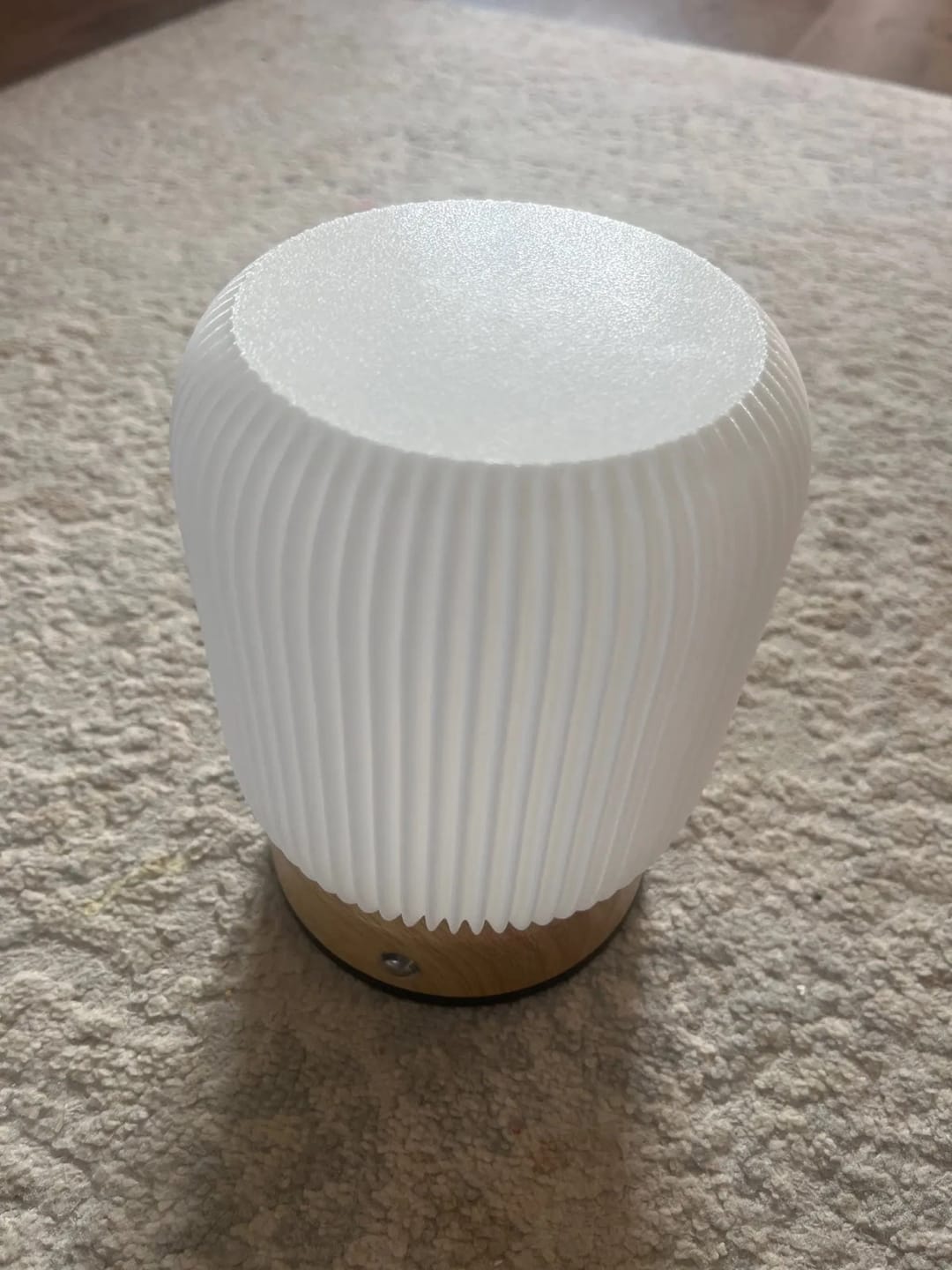 Customer photo review of Petite Lampe de Chevet Tactile Sans Fil Rechargeable, Blanche avec Socle Effet Bois et Variateur, pour Chambre Adulte ou Enfant - Léocadie