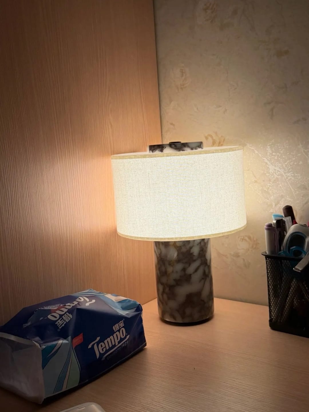 Customer photo review of Lampe de Chevet Sans Fil Tactile en Marbre ou Travertin, Rechargeable avec Variateur et Abat-Jour en Tissu - Isaure
