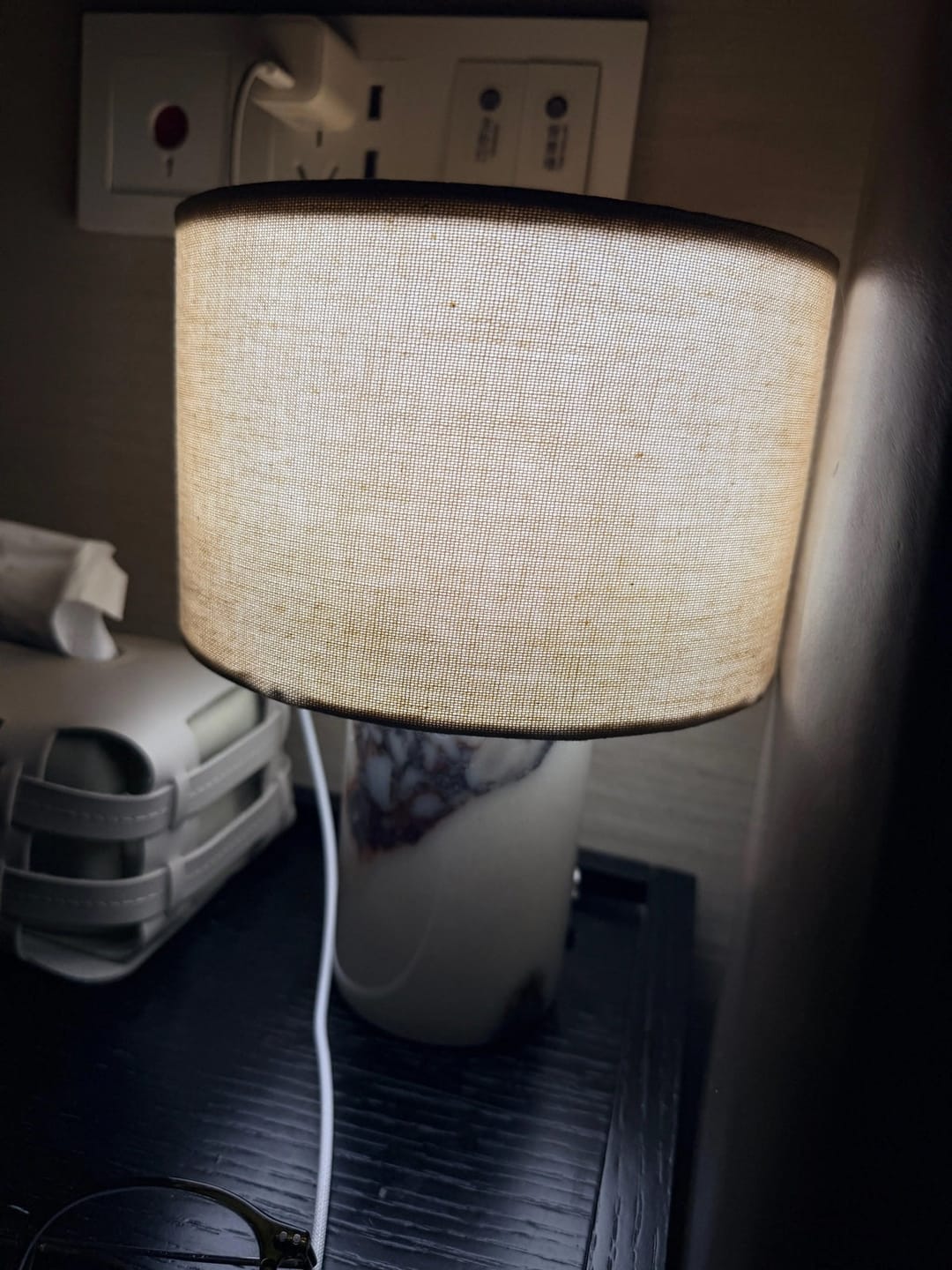 Customer photo review of Lampe de Chevet Sans Fil Tactile en Marbre ou Travertin, Rechargeable avec Variateur et Abat-Jour en Tissu - Isaure