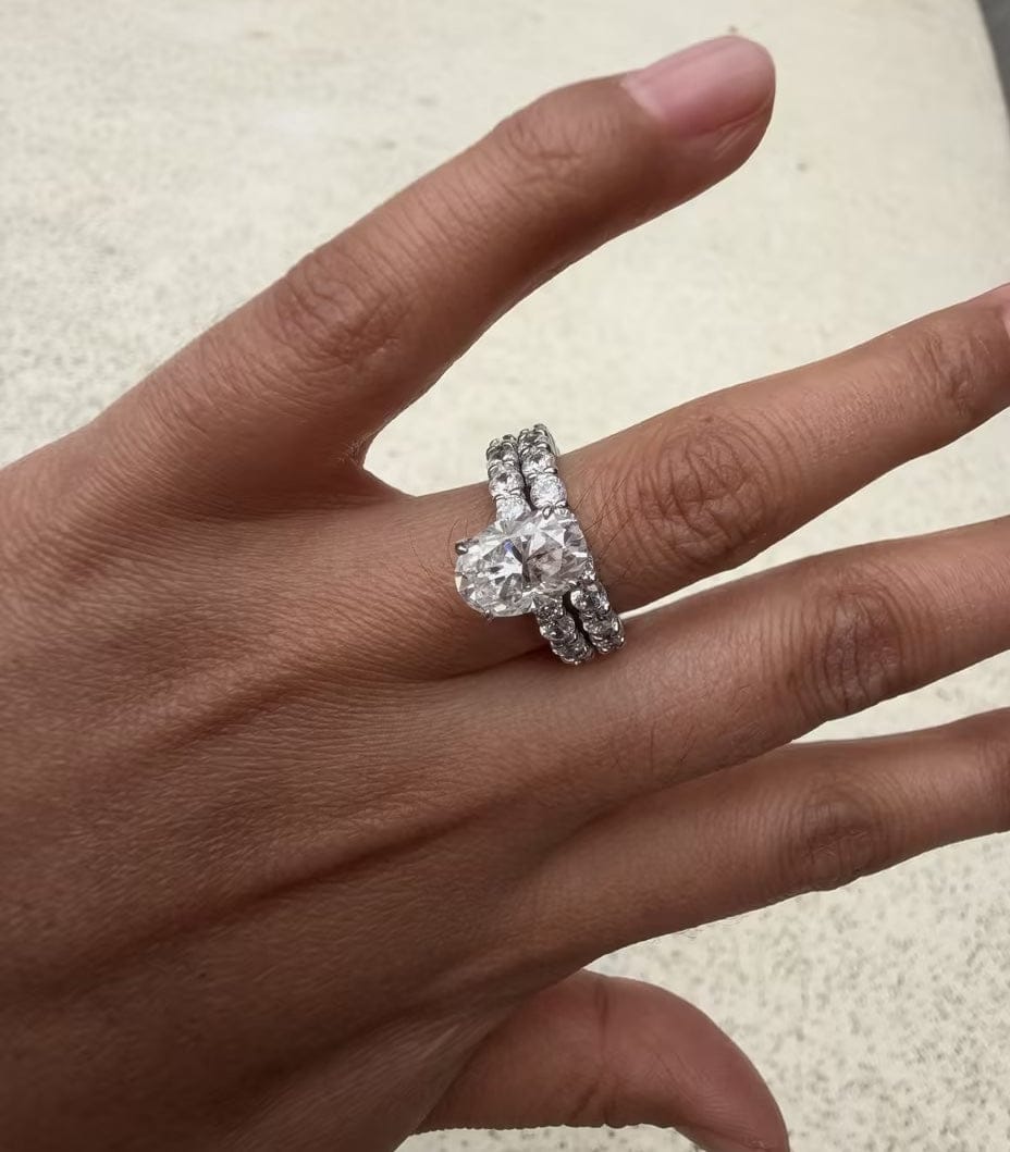 Customer photo review of Moissanite 2.5Ct/4.0Ct Oval Cut 18K White Gold-Plated Wedding Ring Set