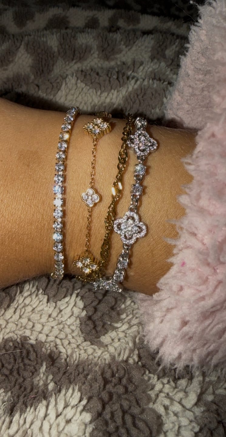 Customer photo review of Glourious Pave Flower Armband 14K Vergoldet