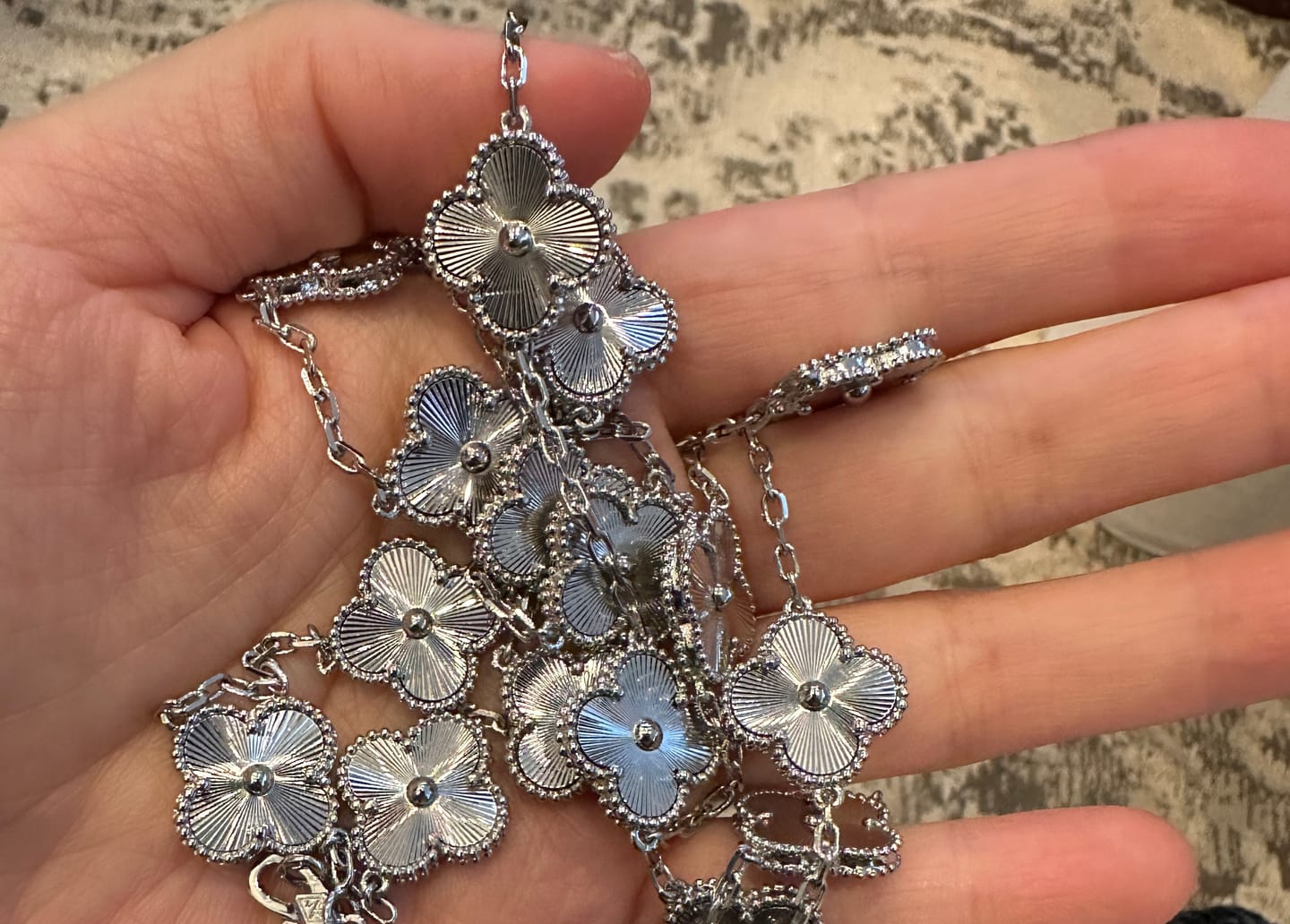 Customer photo review of Guilliche 20 motifs clover necklace 18k gold plated 84 cm long clover size 15mm