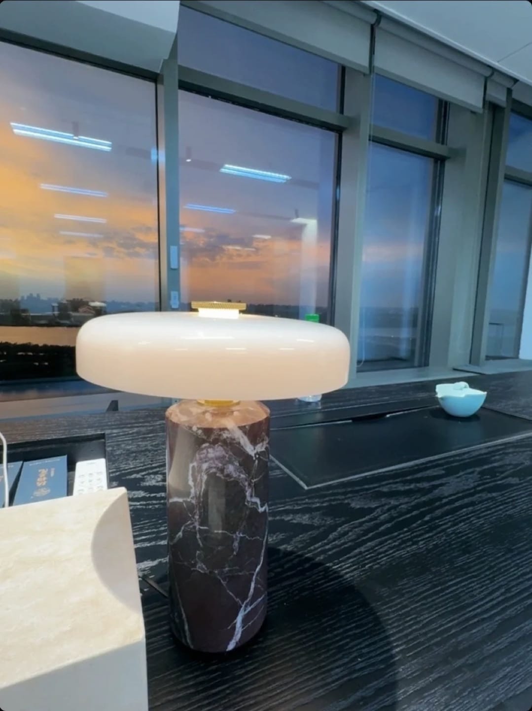 Customer photo review of Lampe de Chevet Sans Fil Champignon en Marbre et Verre Opalin, Tactile et Rechargeable avec Variateur et Finitions Laiton - Églantine