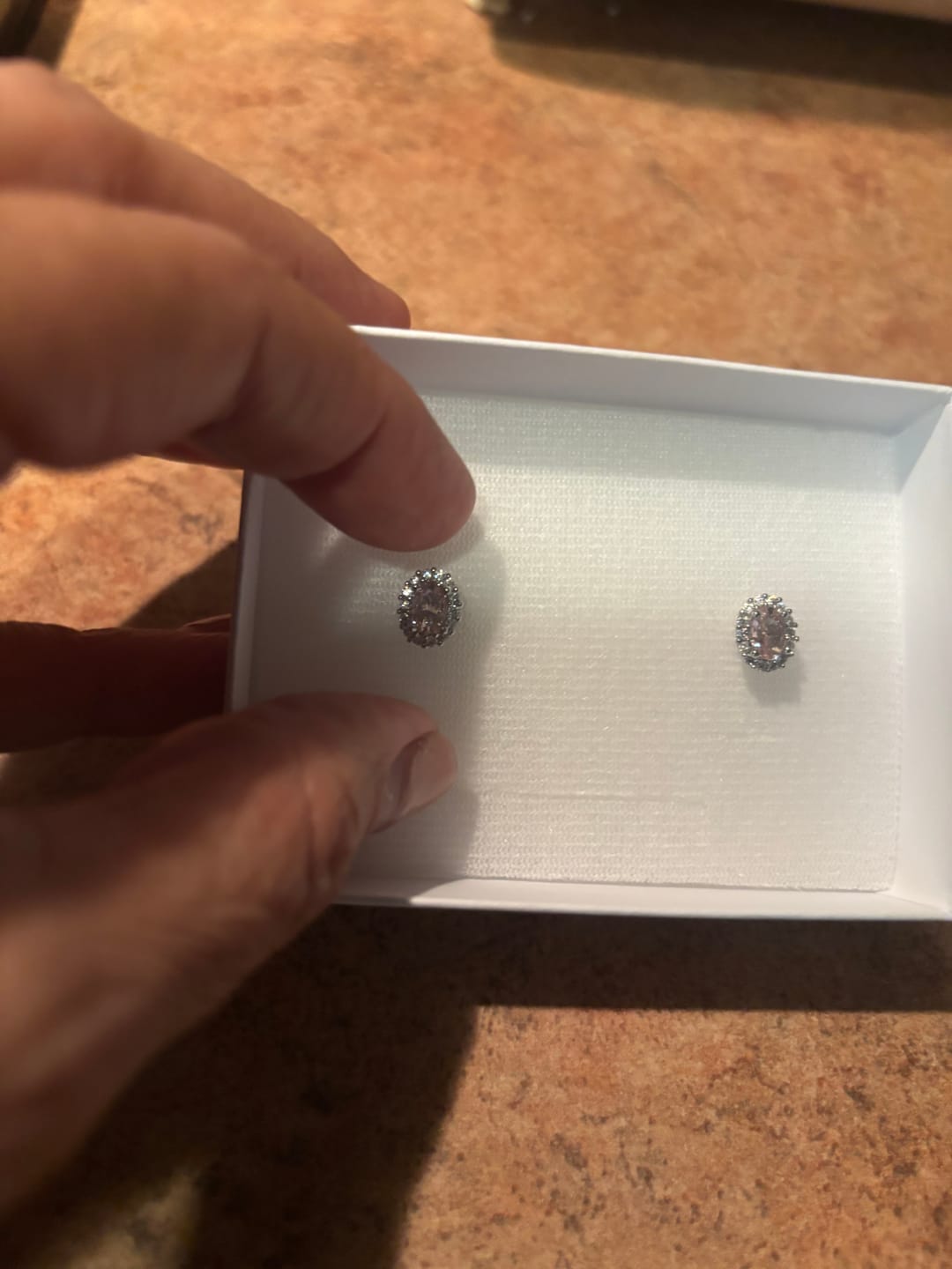 Customer photo review of Par Arete Ovalado Birthstone Plateado