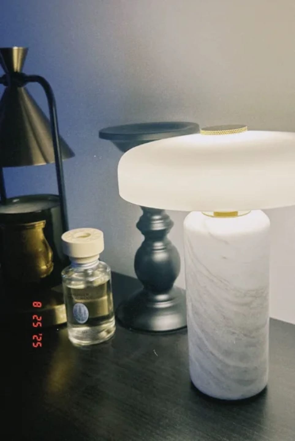 Customer photo review of Lampe de Chevet Sans Fil Champignon en Marbre et Verre Opalin, Tactile et Rechargeable avec Variateur et Finitions Laiton - Églantine