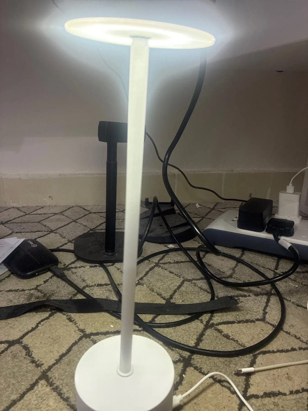 Customer photo review of Lampe à Poser Sans Fil LED Rechargeable, Lampe de Table Tactile Minimaliste à Intensité Variable pour Chevet, Salon et Salle à Manger - Ysaline
