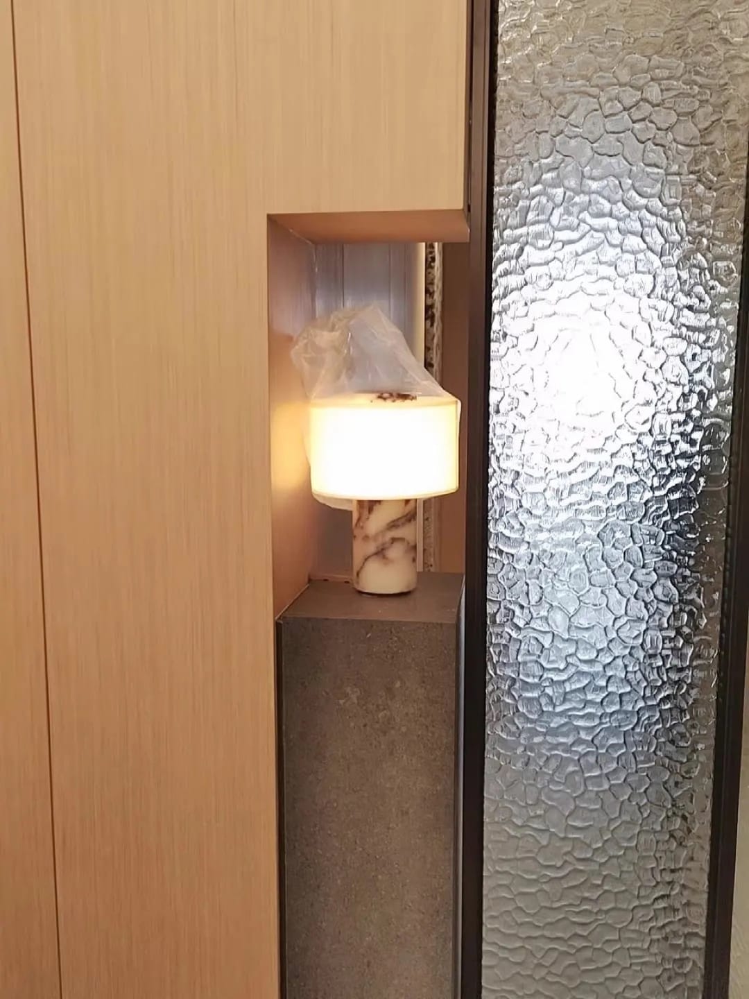Customer photo review of Lampe de Chevet Sans Fil Tactile en Marbre ou Travertin, Rechargeable avec Variateur et Abat-Jour en Tissu - Isaure