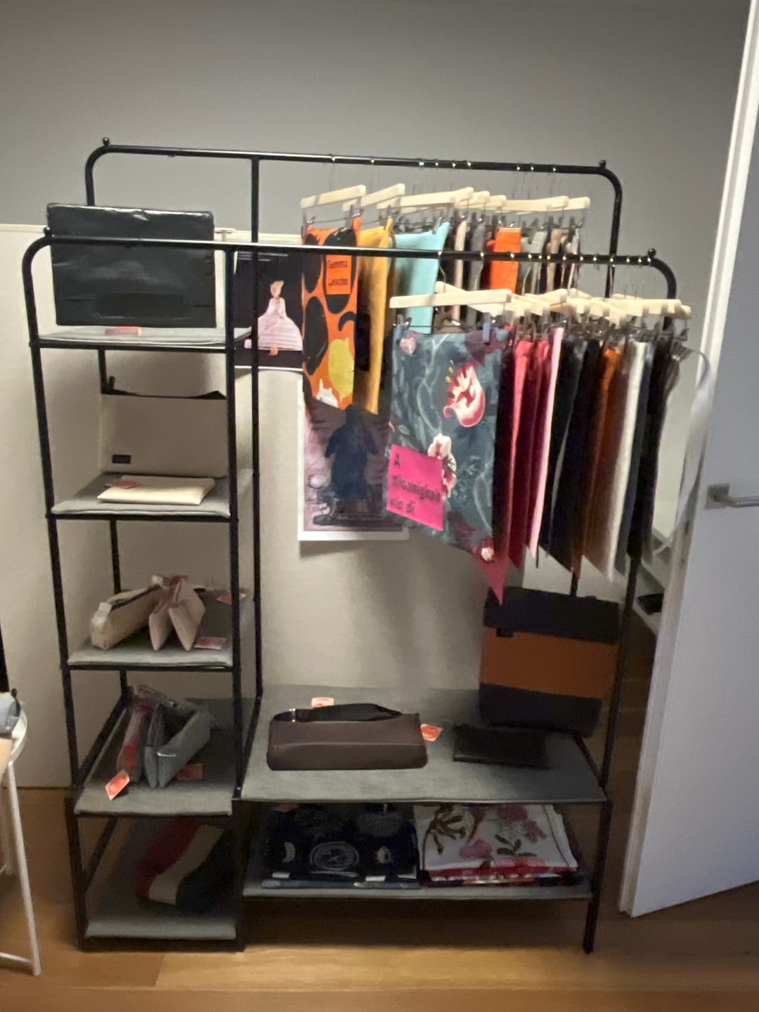 Customer photo review of Schwerlast-Kleiderständer Schwarz – Leon – 150 kg, Stehend mit Ablagen