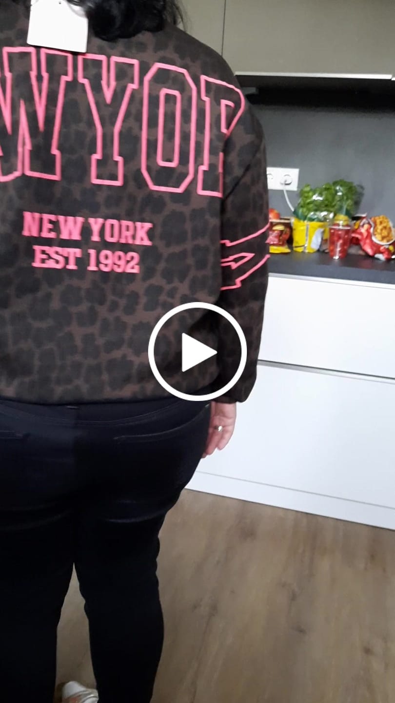 Customer video review of Butterstoff Pullover LEO mit Rückenprint NEW YORK dark chocolate