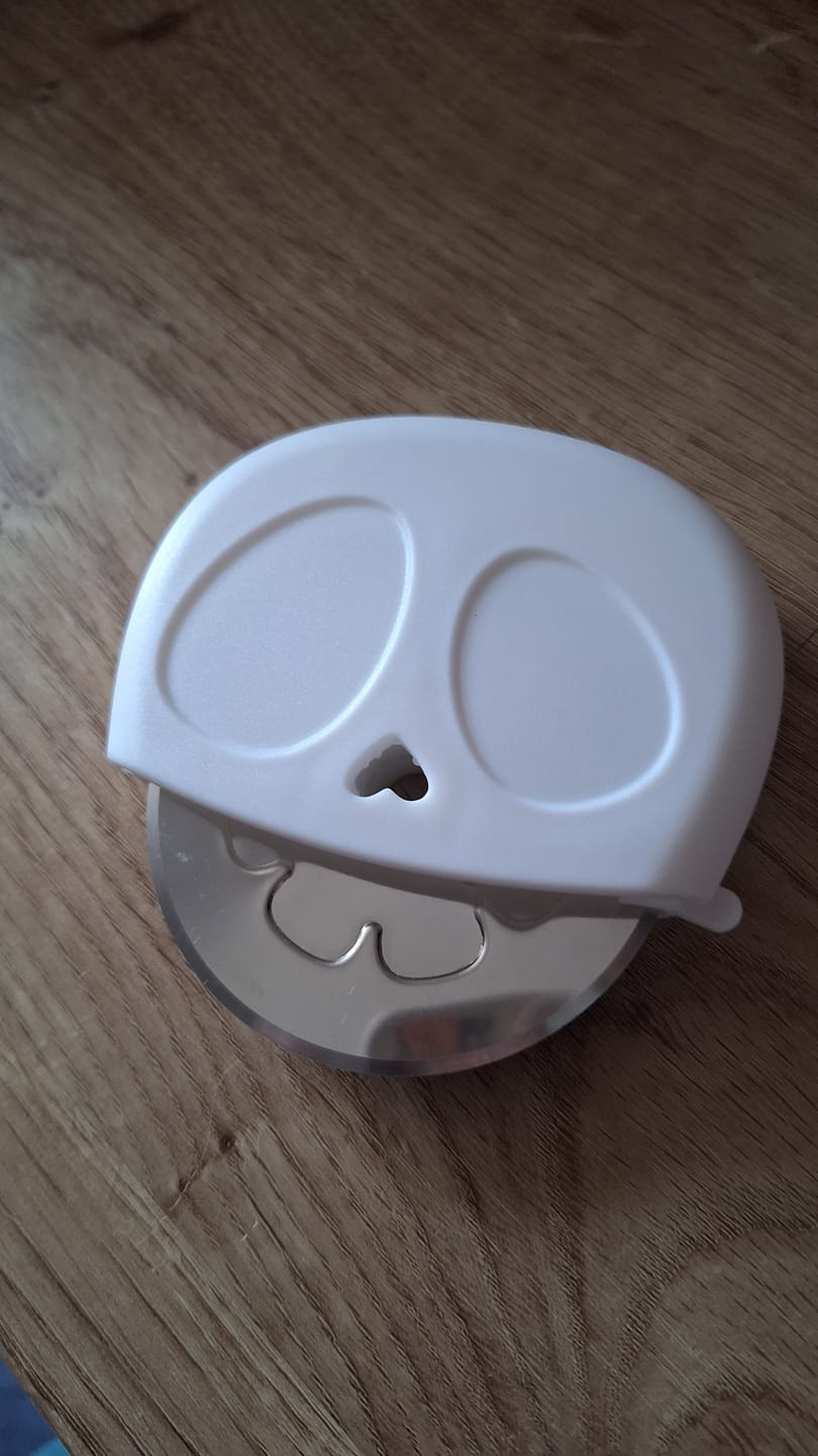 Customer photo review of Pizzaschneider Totenkopf – Pizzaroller mit Klingenschutz aus Edelstahl OTOTO