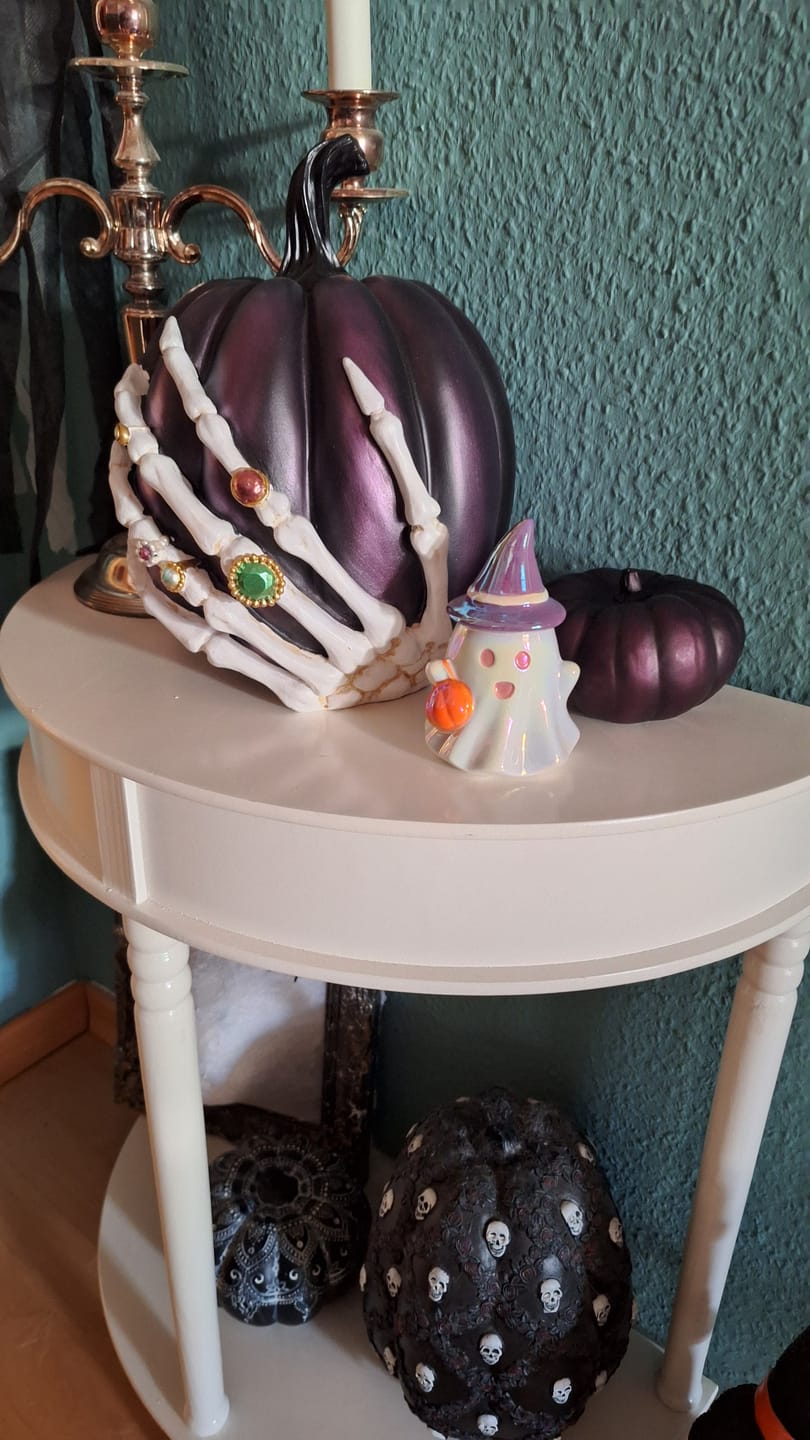 Customer photo review of Halloween Kürbis Deko Set – Violette Resin-Kürbisse mit Skelett-Hand (2-teilig)