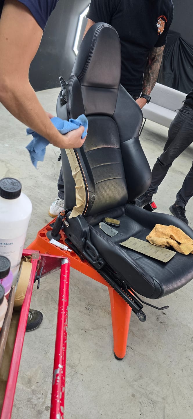 Customer photo review of Training Restauración de Cuero y Plásticos TDG — 16.10.2026 (4h)