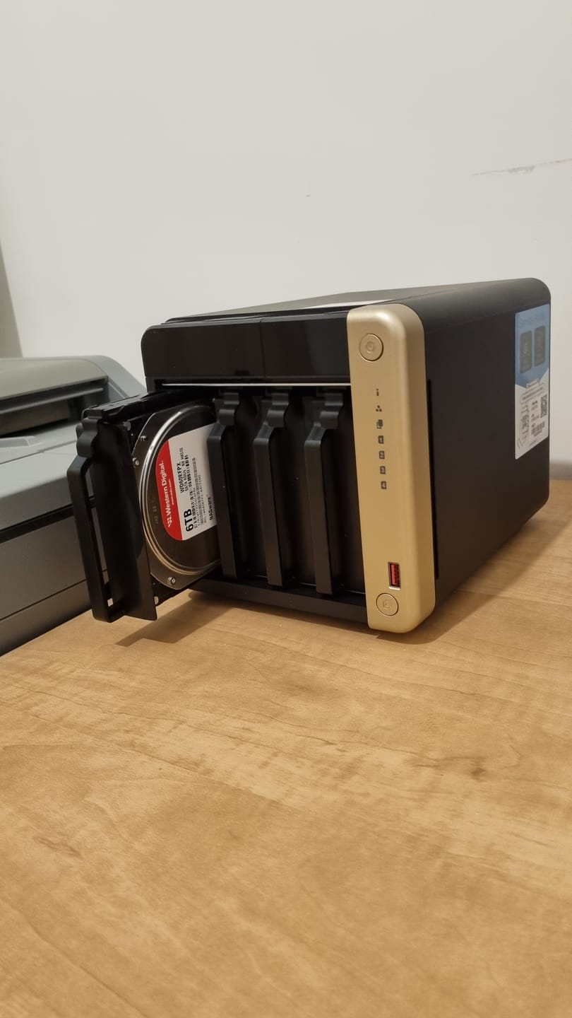 Customer photo review of QNAP TS-464 NAS שרת קיונאפ 4 מפרצים