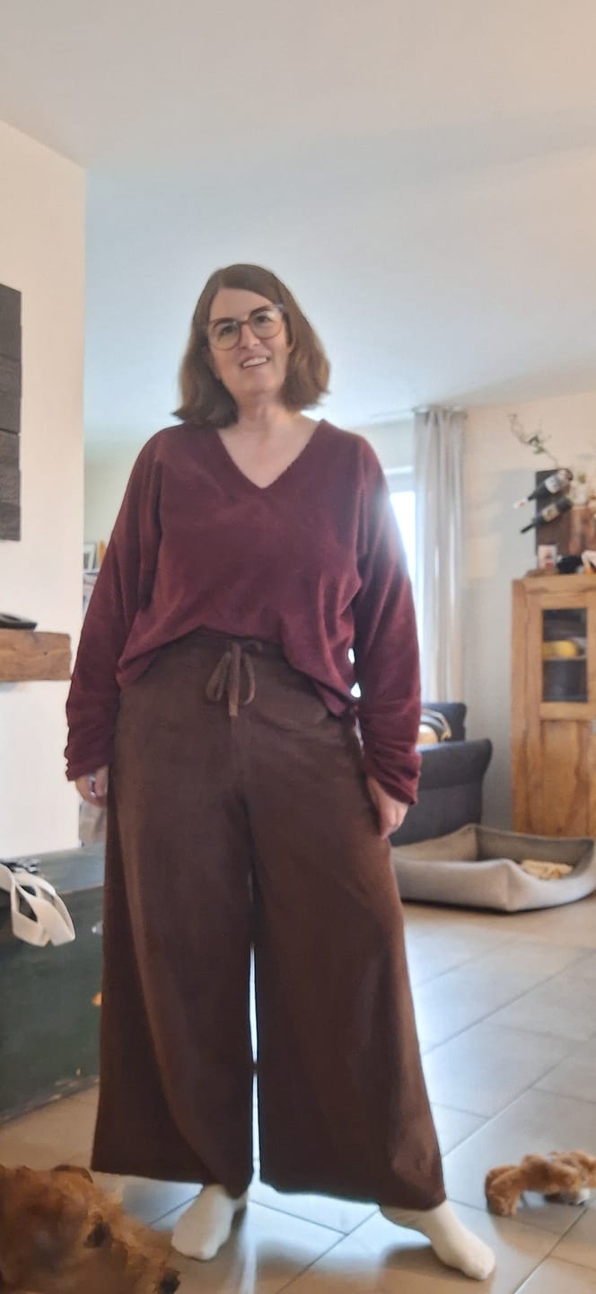 Customer photo review of Sammy | Langärmliges oversized Sweatshirt mit Raffung am Ärmel | Velvetcord bordeaux