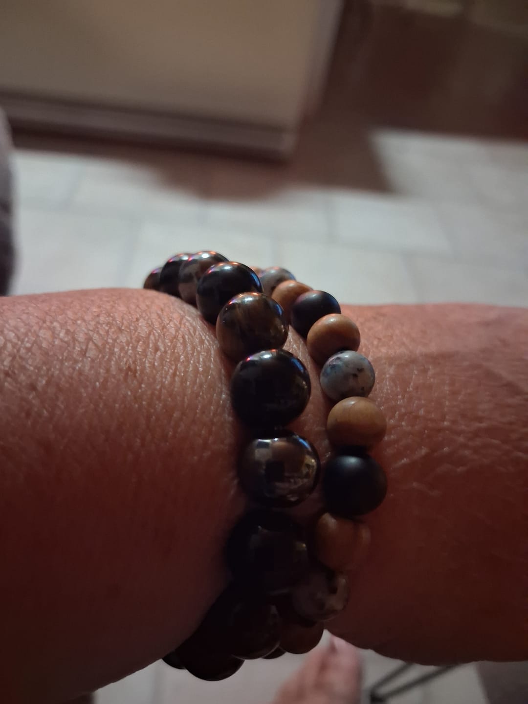 Customer photo review of DREIFACHER SCHÜTZER – Tigerauge, Hämatit & Obsidian Armband