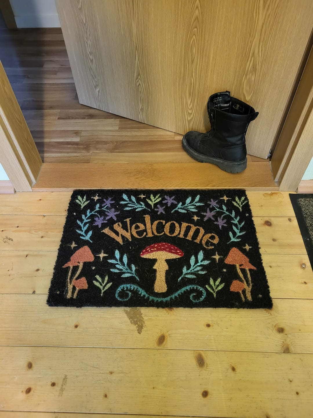 Customer photo review of Witchy Pilz-Fußmatte „Welcome“ – schwarzes Waldmotiv für deinen Eingang