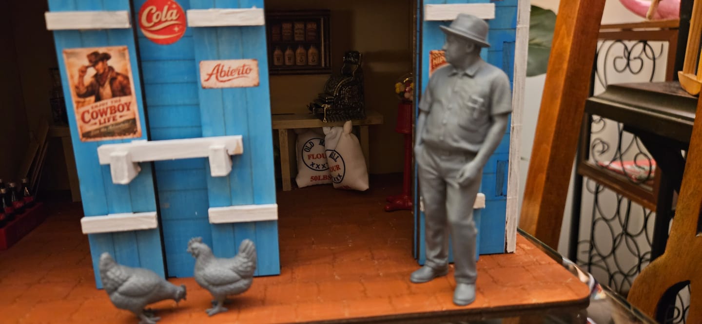 Customer photo review of El Vecino y sus Gallinas | Accesorios en Resina