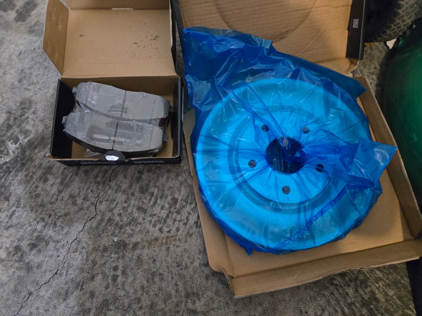 Customer photo review of Front Coat Brake Rotors Ceramic Pad Kit For Dodge Grand Caravan Journey Chrysler Pacifica KGT-100181