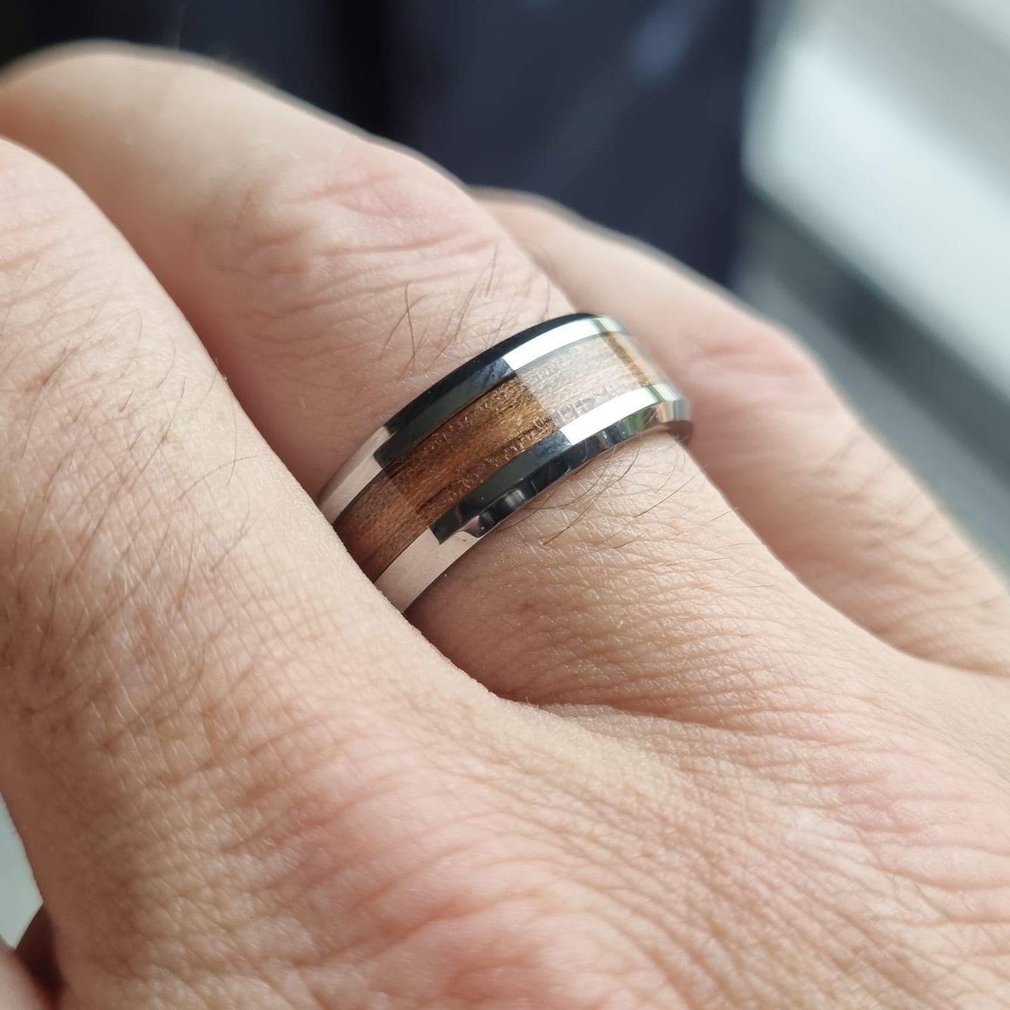 Customer photo review of Bague avec Bois de Noyer Français - Tungstène
