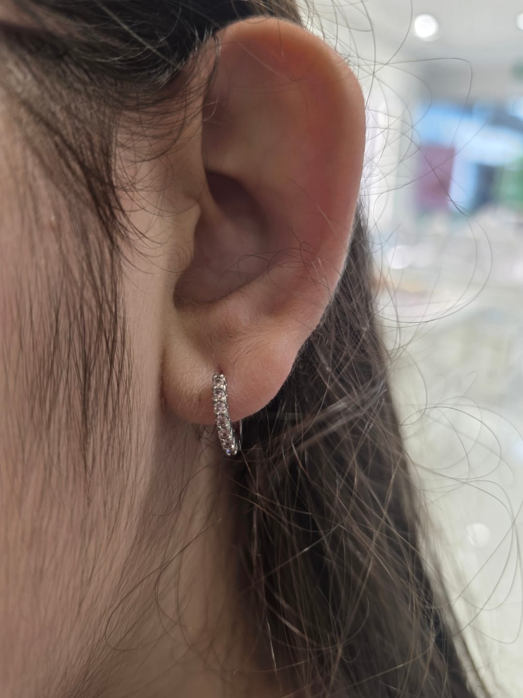 Customer photo review of Par Arracada Zirconias Birthstone Plateada
