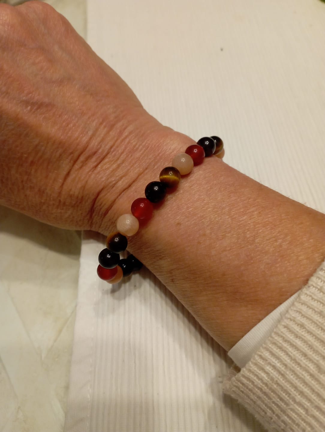 Customer photo review of Bracelet "Chance & Joie" en Oeil de Tigre, Pierre de Soleil, Cornaline & Grenat