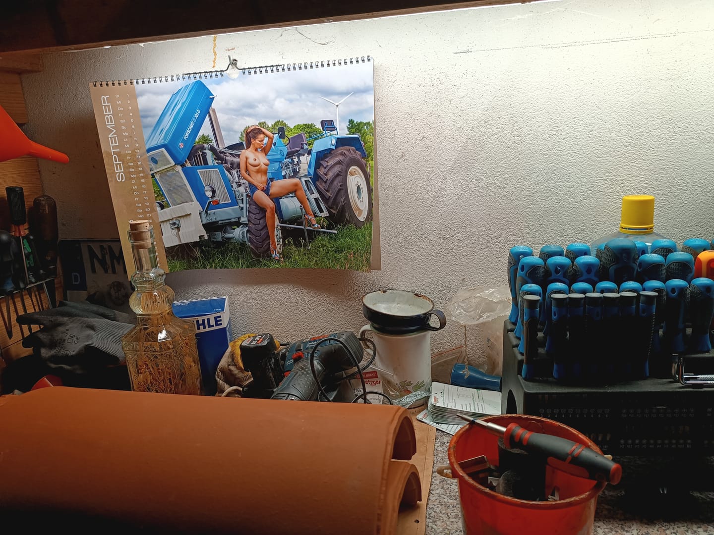 Customer photo review of Landflirt Kalender 2027 – Traktor Wandkalender mit schönen Oldtimern und Frauen Bäuerinnen im DIN A3 Format. Geschenk zu Weihnachten