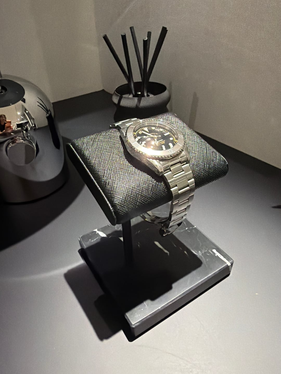 Customer photo review of WATCH STAND CLASSIC - SINGLE - BLACK & BLACK SAFFIANO