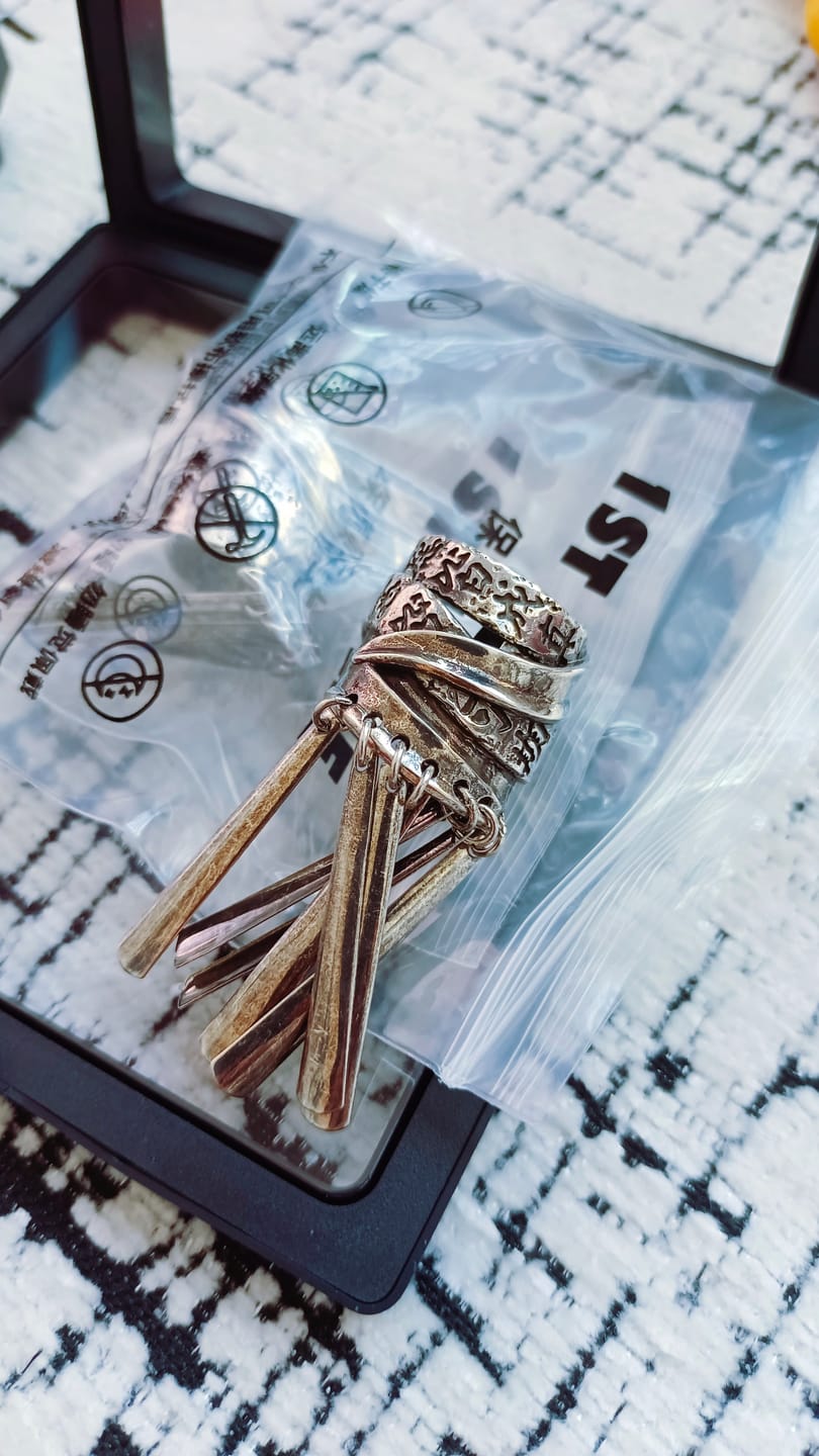 Customer photo review of "MONOLOGUES" Platinum Plated Vintage Sculptural Ponytail Hair Clip, Ponytail Holder