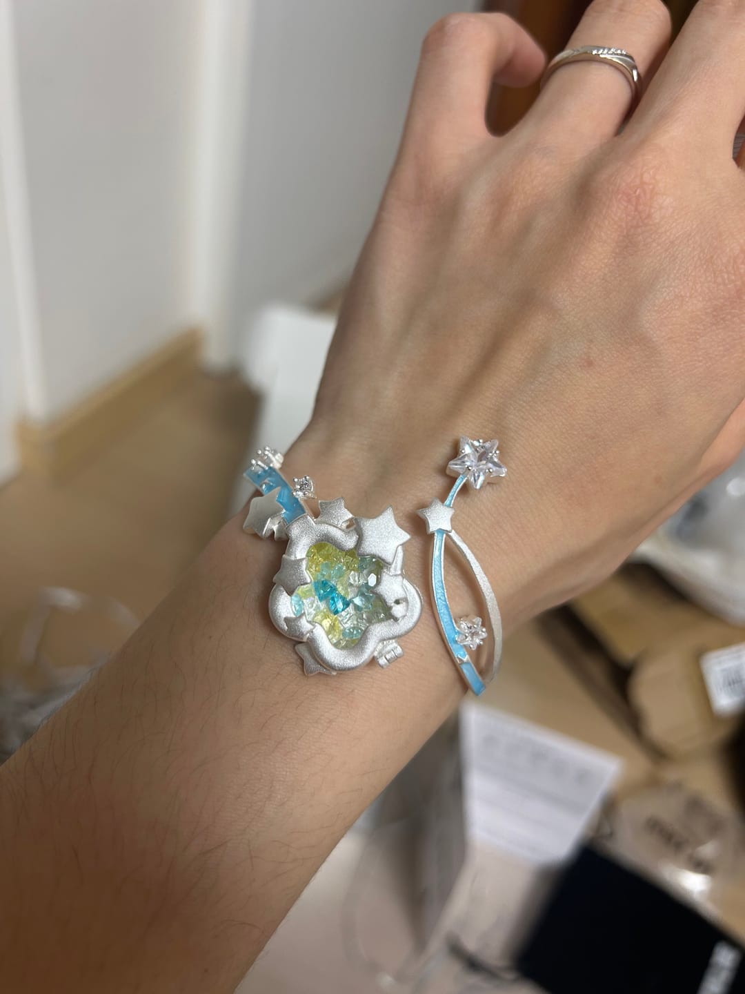 Customer photo review of "WISHING STAR" Rhodium Plated Wishing Star Flip Bangle, Zirconia Glass
