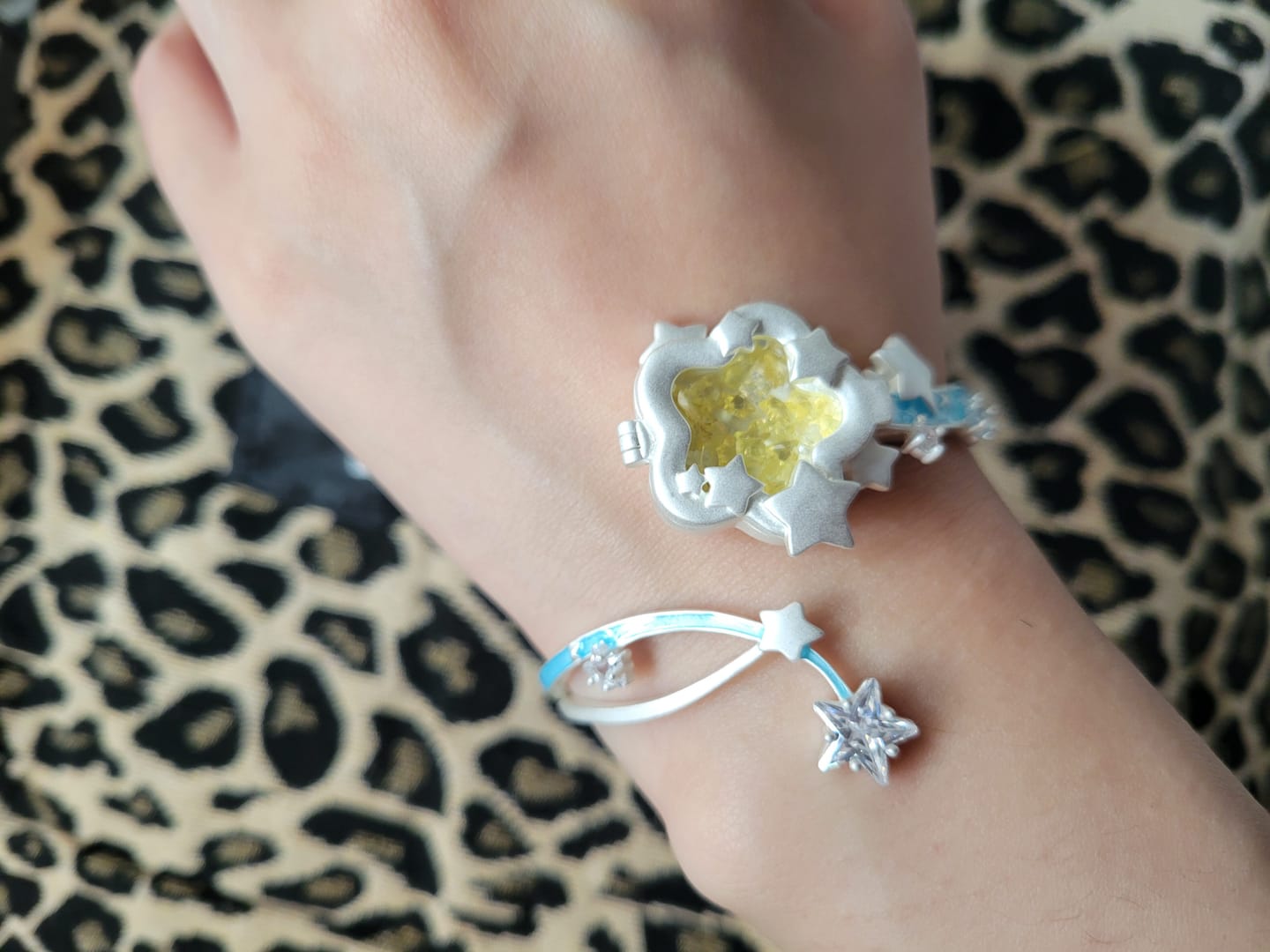 Customer photo review of "WISHING STAR" Rhodium Plated Wishing Star Flip Bangle, Zirconia Glass