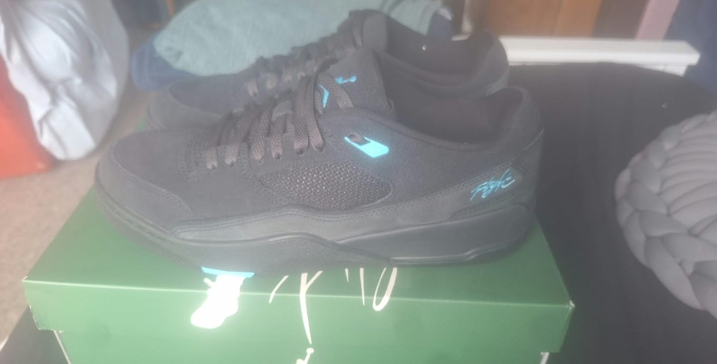 Customer photo review of Basement - Sneaker Mystery Box