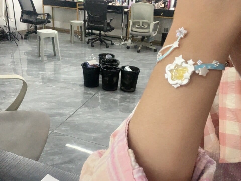 Customer photo review of "WISHING STAR" Rhodium Plated Wishing Star Flip Bangle, Zirconia Glass