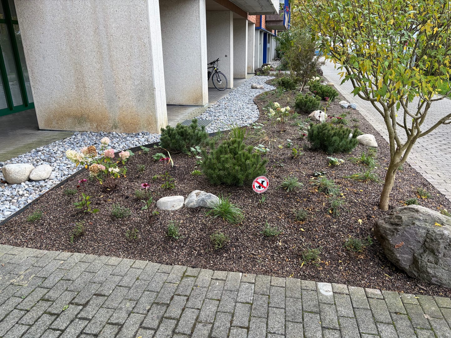 Customer photo review of Kein Hundeklo Steckschild Das Ist Unser Garten Und Kein Hundeklo! aus 3 mm starkem Alu-Verbund (UV- und wetterfest)