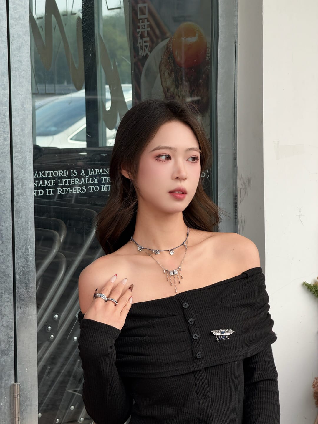 Customer photo review of "MIAO" Platinum Plated Blue Stone Tassel Brooch