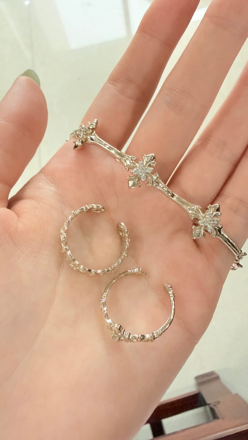 Customer photo review of "Bastet" 925 Sterling Silver Vintage Iris Adjustable Pinky Ring