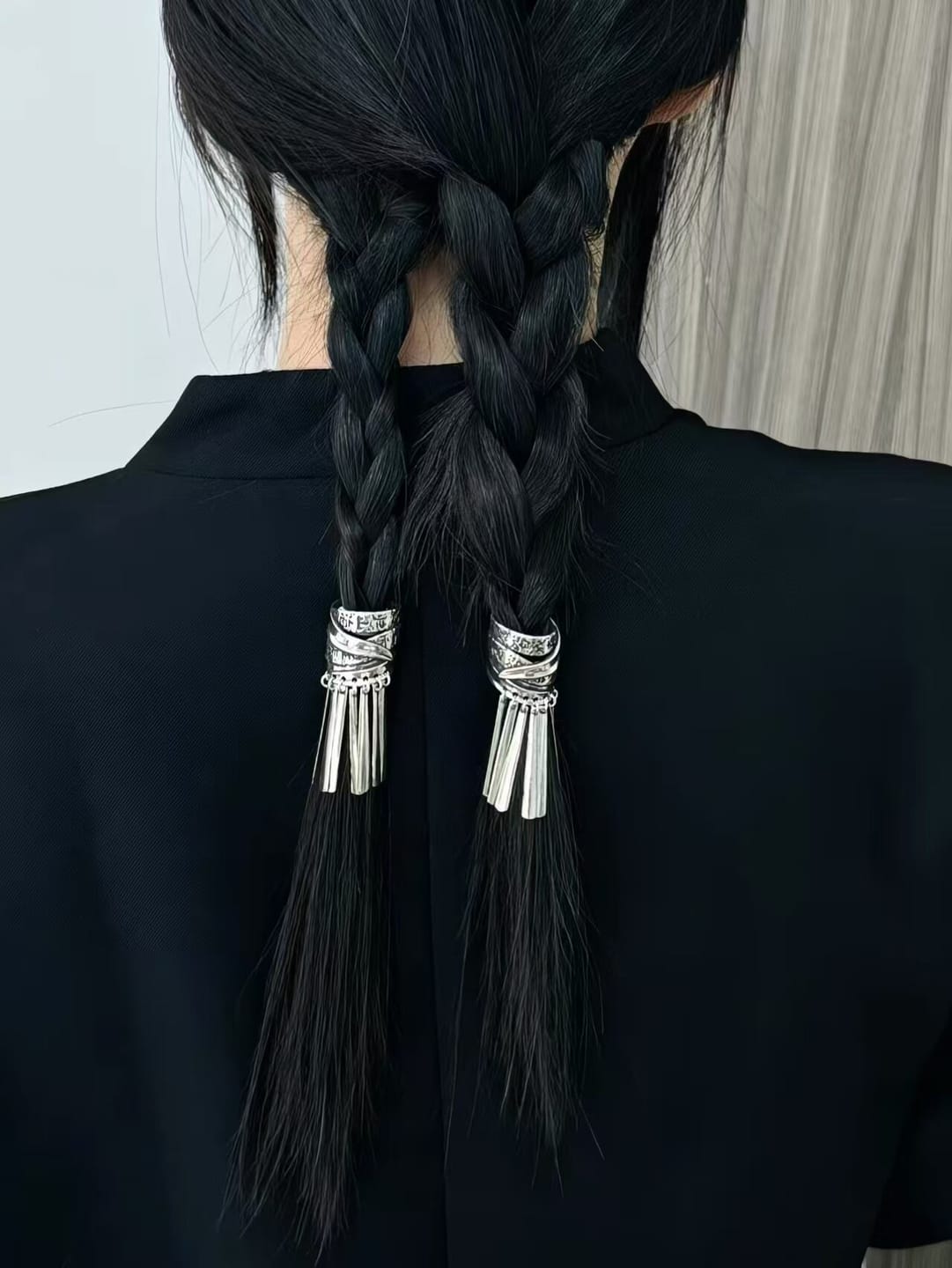 Customer photo review of "MONOLOGUES" Platinum Plated Vintage Sculptural Ponytail Hair Clip, Ponytail Holder