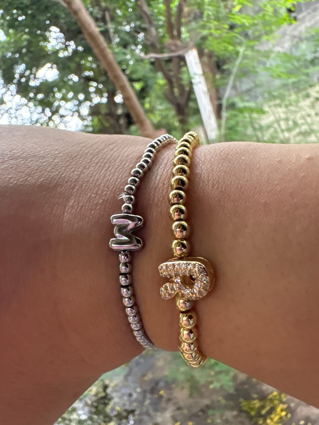 Customer photo review of Pulsera Plateada Bolitas Con Inicial