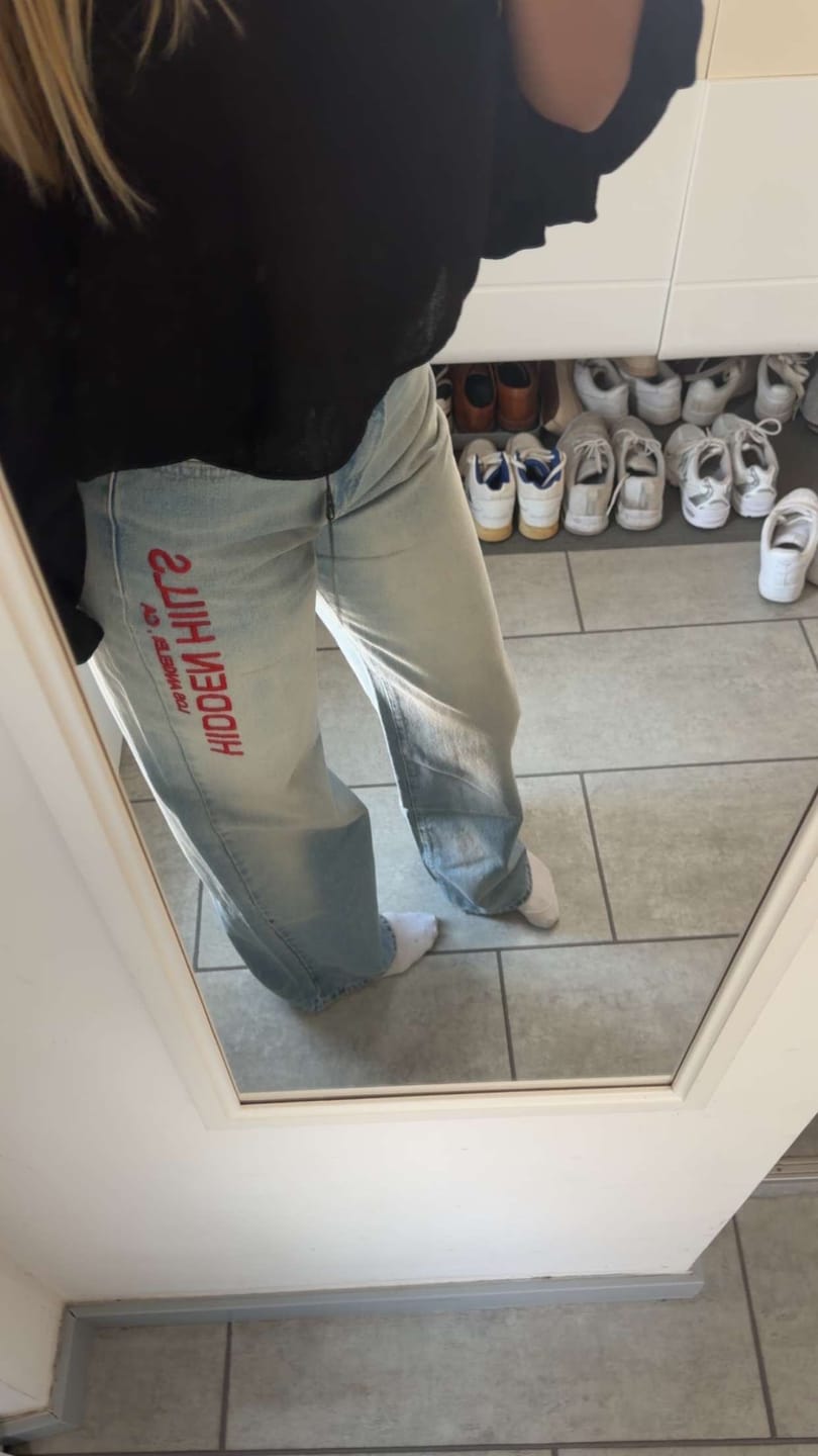 Kundenbewertung mit Foto zu den JEANS MIT ROTEM STICKLOGO